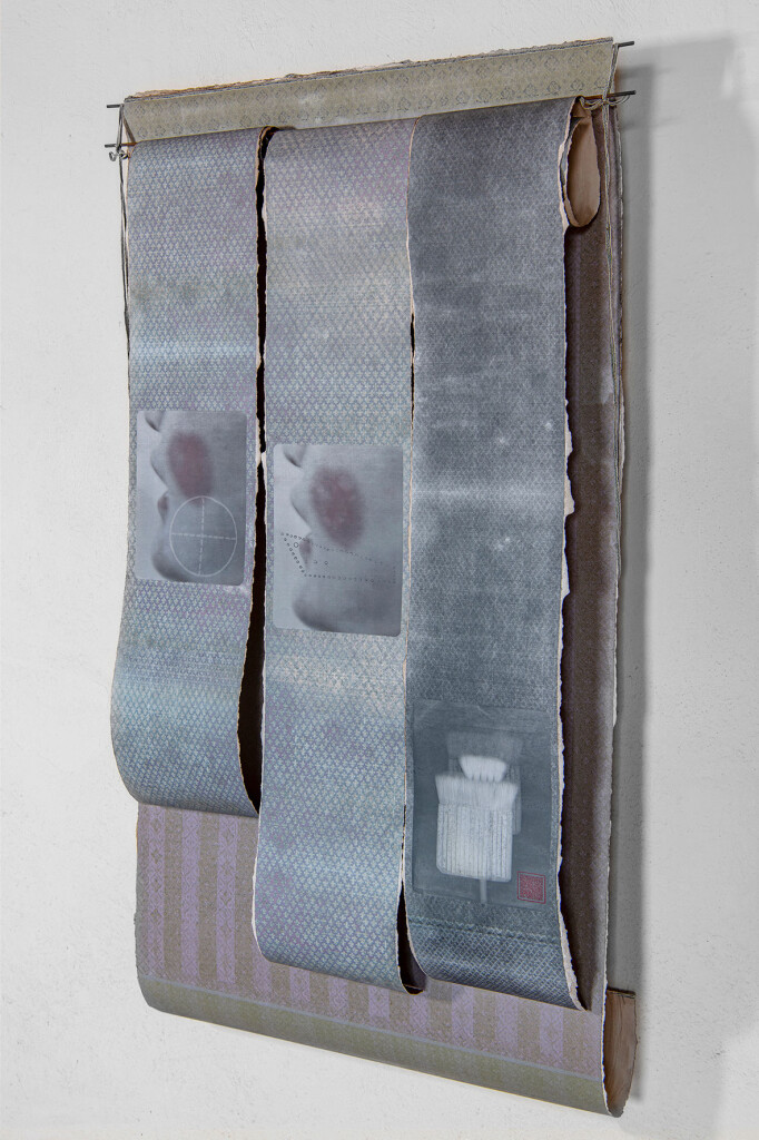 L. Mikelle Standbridge, "Scroll(ing) 1", 2025, dim. 68 x 118 x 5 cm. Installation view. l-mikelle-standbridge_-wall-hanging-n-1_installation-view_side